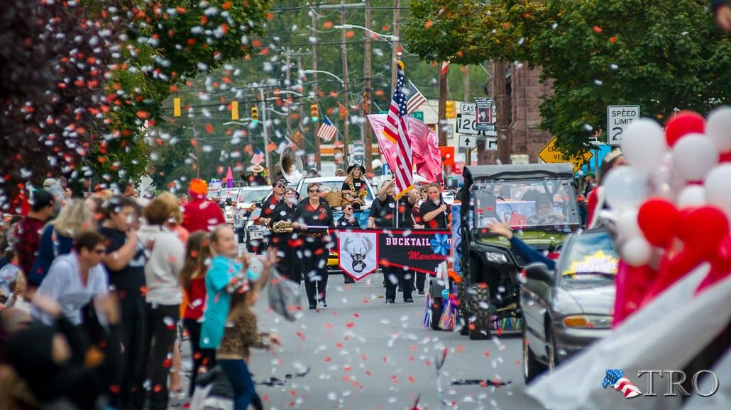 <b><a href="https://pastateflamingfoliagefestival.org/">Pennsylvania State Flaming Foliage Festival (14 al 16 de octubre)</a></b>. El festival se lleva a cabo todos los años en el condado de Clinton. Ahora en su 74.º año, este festival lleva a los visitantes a uno de los rincones más boscosos del estado para disfrutar del follaje de otoño más hermoso de Pensilvania.