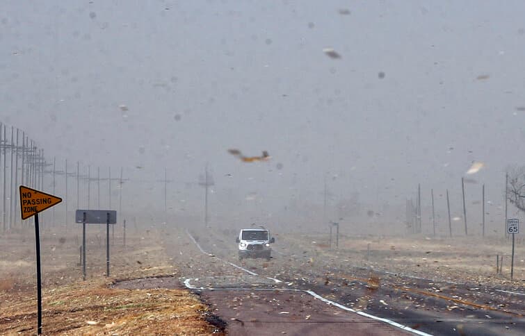 Vientos huracanados, tormentas de arena, tornados: un sistema de tormentas azota el Medio Oeste de EEUU