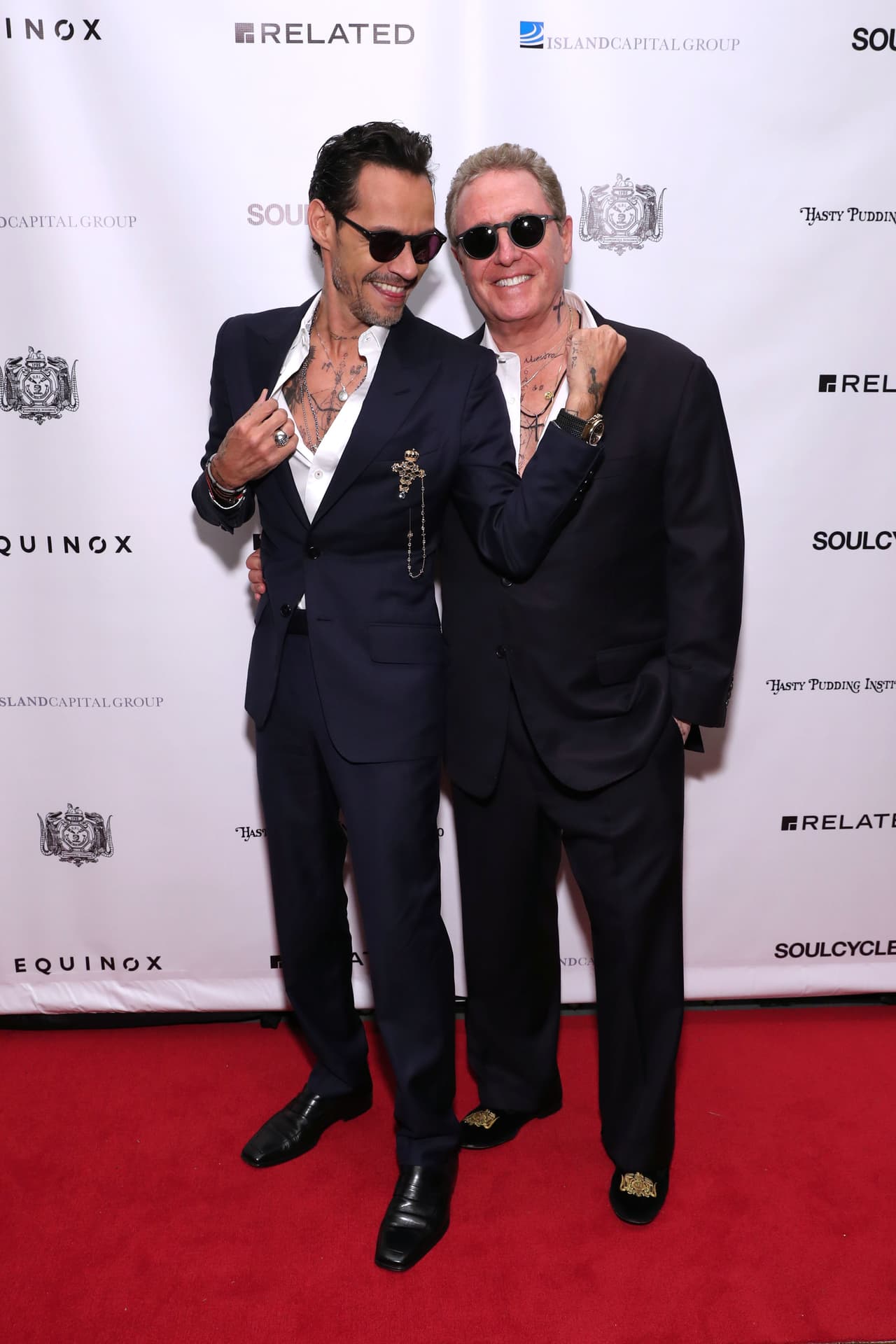 Más relajado, Marc Anthony posó con Andrew L. Farkas, presidente de The Hasty Pudding Institute 1770, quien exaltó las obras de la 
<b><a href="https://www.univision.com/famosos/sin-hablar-de-jlo-o-dayanara-marc-anthony-reconoce-a-figuras-relevantes-para-la-humanidad-fotos" target="_blank">Fundación Maestro Cares</a></b>, presidida por el intérprete de 'Preciosa'.