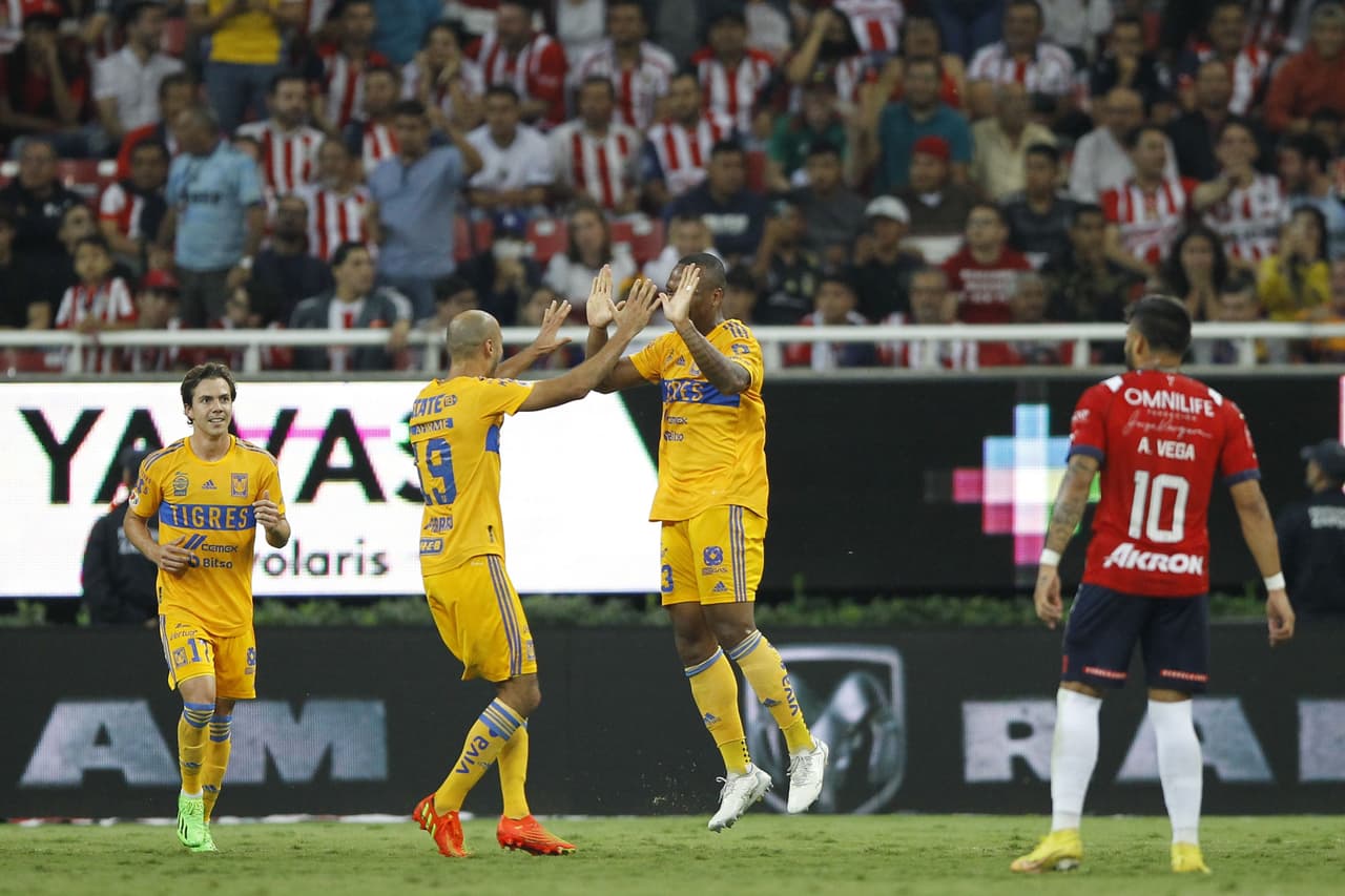 En los últimos 10 minutos, Tigres anotó el cuarto gol gracias a la dupla Carioca-Thauvin, pero casi de inmediato Ángel Zaldívar descontó al techar a Nahuel Guzmán.