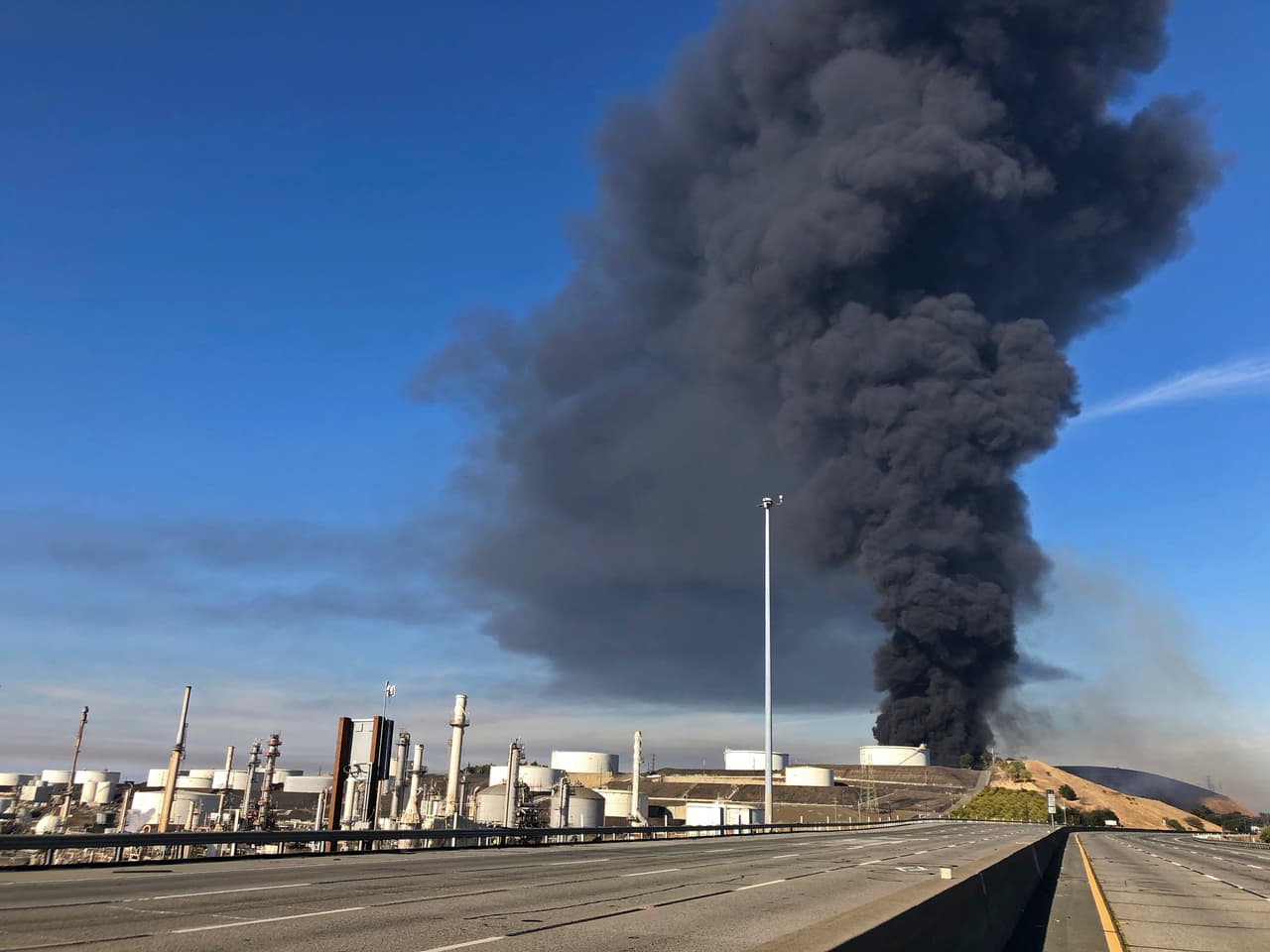 Un incendio en la refinería NuStar puso en alerta a las autoridades del Área de la Bahía. El incidente provocó evacuaciones, cierre de carreteras y una alerta por emisión de materiales peligrosos.