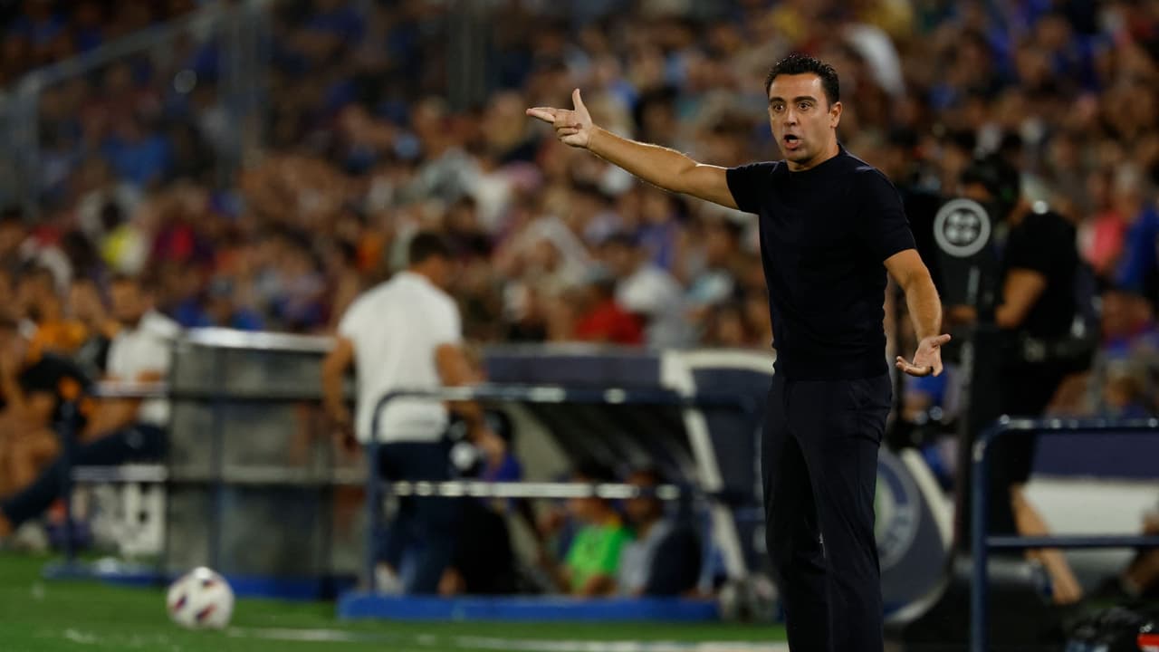 Xavi explota por arbitraje y señala que "inventaron" mano: "Es una vergüenza"