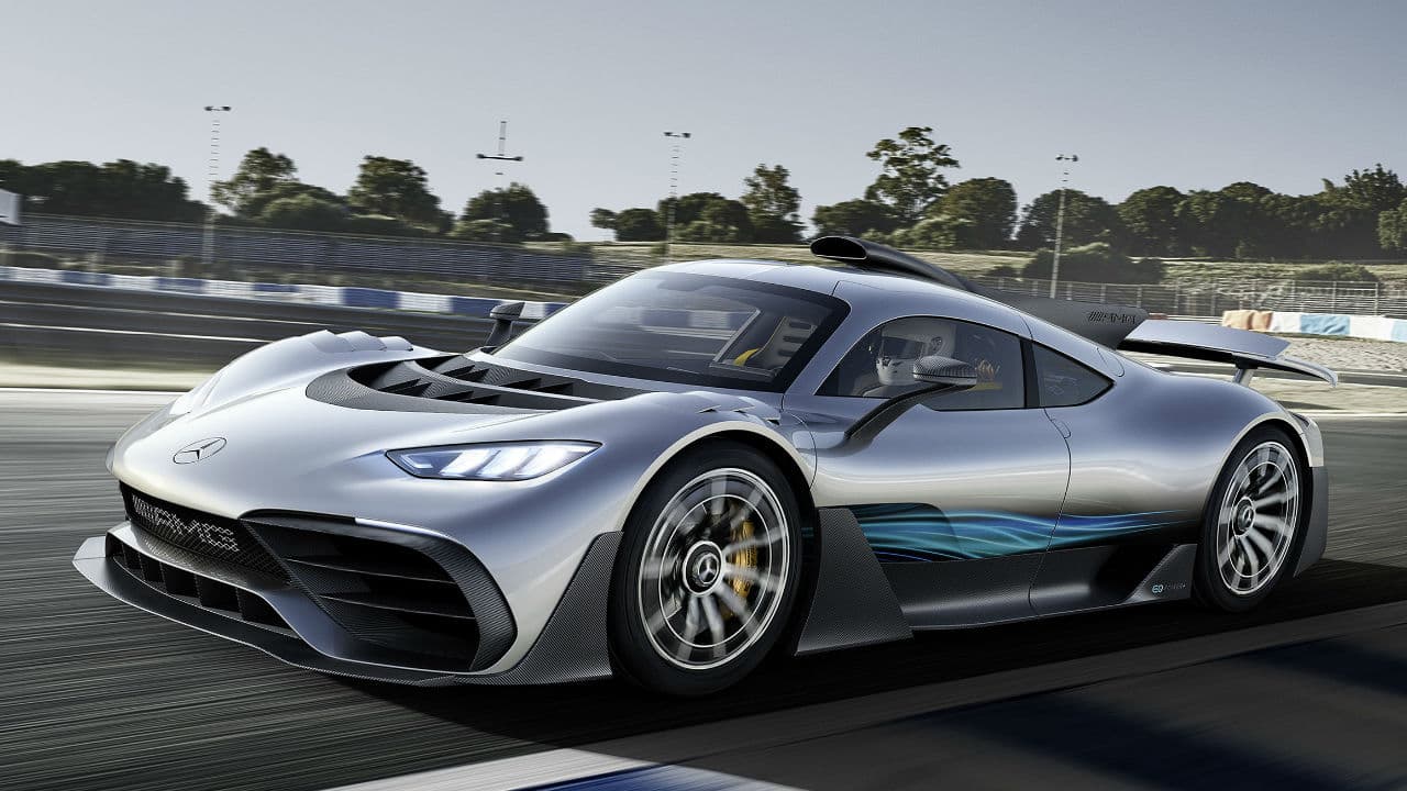 Mercedes-AMG lo ha calificado como todo un 'hypercar'. 
<b>Su motor V6 genera 680 caballos de potencia</b> y el resto es complementado por los motores eléctricos, dos de ellos ubicados en el eje delantrero, otro junto al motor y un cuarto acompañando al turbocompresor.