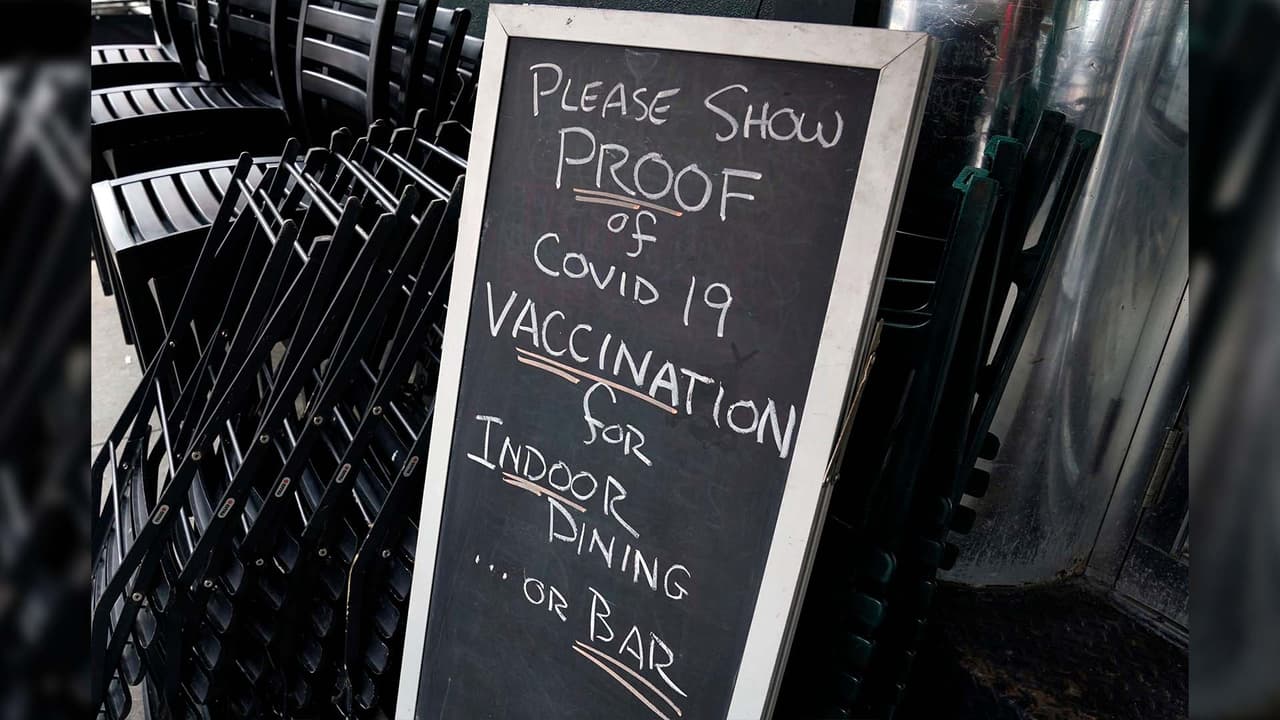 Anuncian nuevas restricciones en Chicago ante repunte de contagios de covid