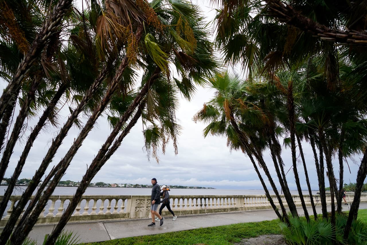 Power Outage, sitio
<i>web</i> que monitorea cortes de energía, reportaba a las 10 de la mañana que cerca de 170,000 clientes habían quedado sin servicio eléctrico en Florida.