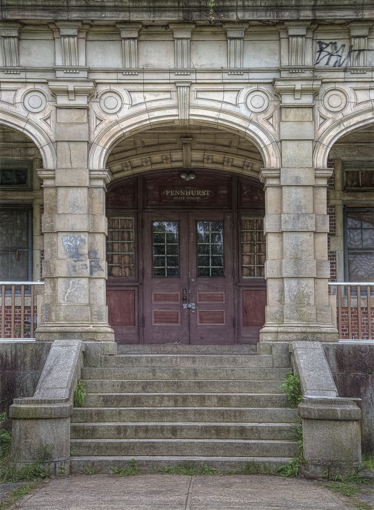 <b>Asilo Pennhurst</b>
<br>Ubicado en Spring City, Pennsylvania, se dice que es uno de los hospitales psiquiátricos más "embrujados" de todo Estados Unidos. Fue inaugurado en 1908 como un lugar para tratar a niños con enfermedades mentales, pero pronto varias condiciones como malos empleados y un gran número de pacientes llevaron a situaciones terribles.