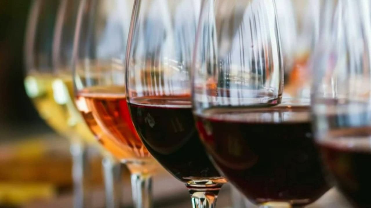 ¿Por qué el consumo de alcohol provoca aumento de peso? Un experto revela las causas y soluciones