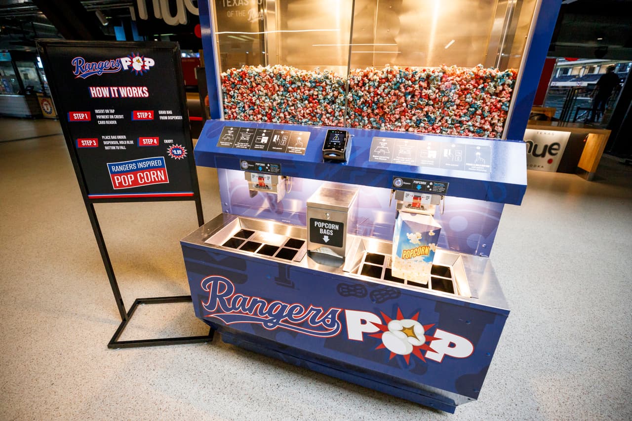 Esta máquina hace palomitas con los colores de los Texas Rangers y está disponible dentro del Estadio Globe Life Field.