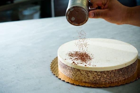 Si quieres puedes mezclar los ingredientes del yogurt de naranja y esparcir la preparación sobre la tarta. Rellena los espacios entre la fruta y refrigera. Ahora sí, puedes presumir tu pastel a tu familia o invitados.