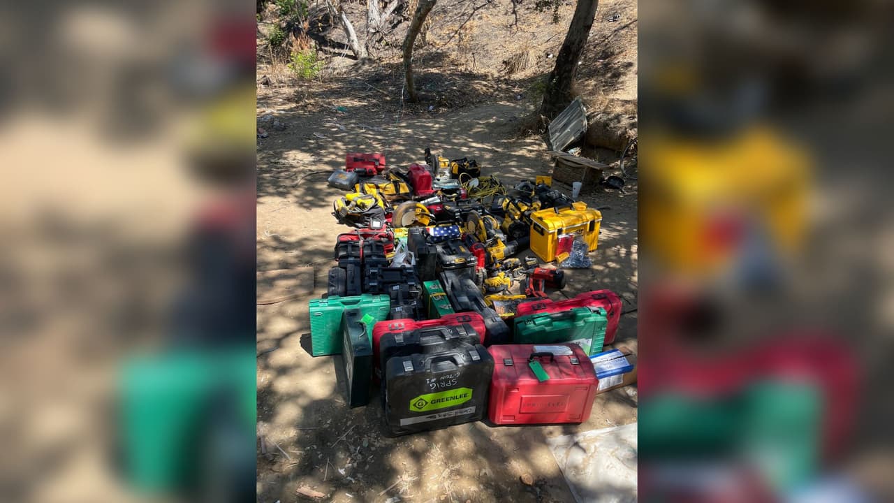 El campamento se localiza en el área de Coyote Creek y Wool Creek Drive. En total, se devolvieron al propietario y a las víctimas bienes robados por un valor aproximado de $100,000.
<br>