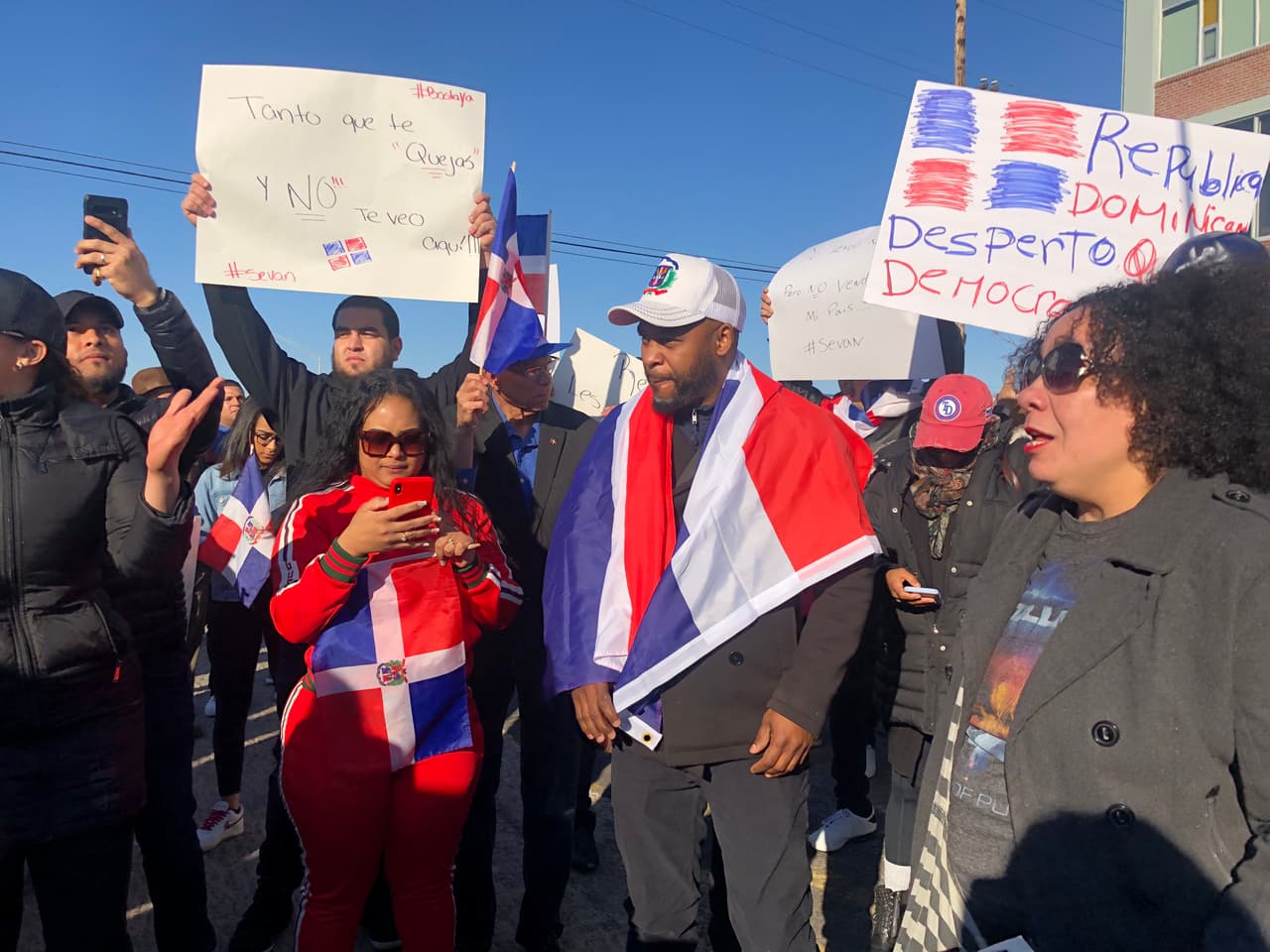 “La cédula te la damos después del 16 de mayo, si no eres del PLD tu cédula no te la van a dar, te la van a dar después del 16 de mayo para que no puedas votar". 
<br>