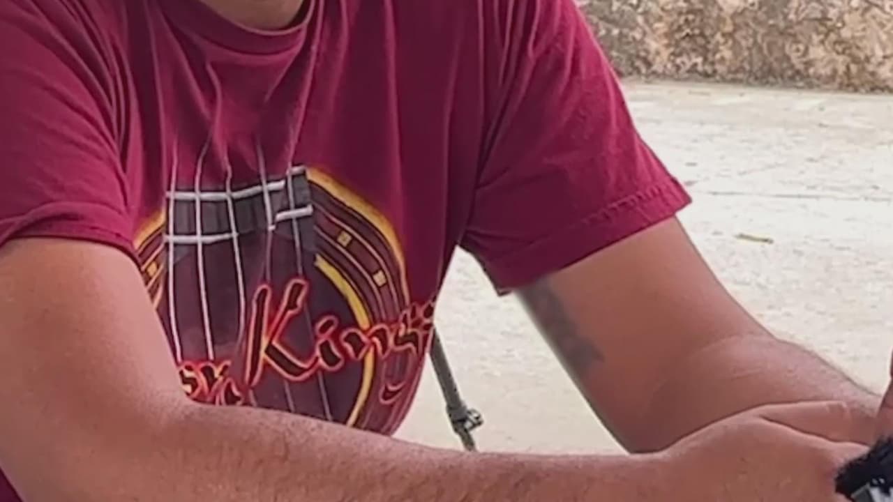 Un coyote identificado como Marco habla de las distintas formas en las que cruzan la frontera los inmigrantes y asegura que, junto a los vagones de tren, viajar en la caja de un camión es la “peor opción”.