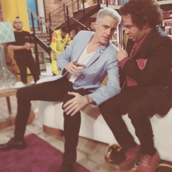 Los amigos contándose sus secretos entre tomas.