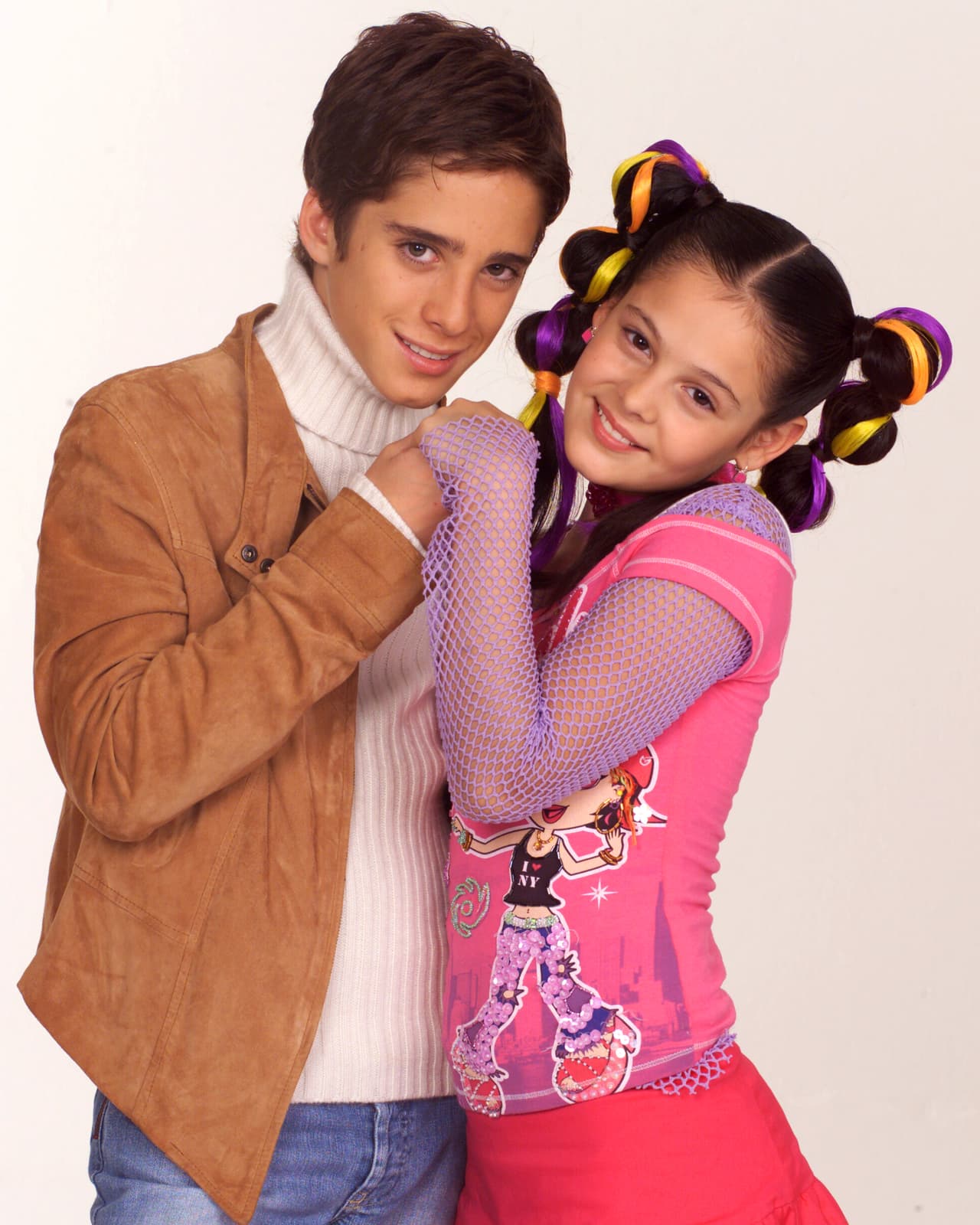 <b><a href="http://www.univision.com/programas/novelas/allisson-lozz-se-divierte-con-su-familia-fotos">Allisson Lozz</a></b> y 
<b><a href="http://www.univision.com/temas/diego-boneta">Diego Boneta</a></b> fueron la pareja estelar de la historia. Ellos y sus amigos intentaban impedir que su colonia fuera derrumbada por un ambicioso empresario que quería construir un centro comercial.