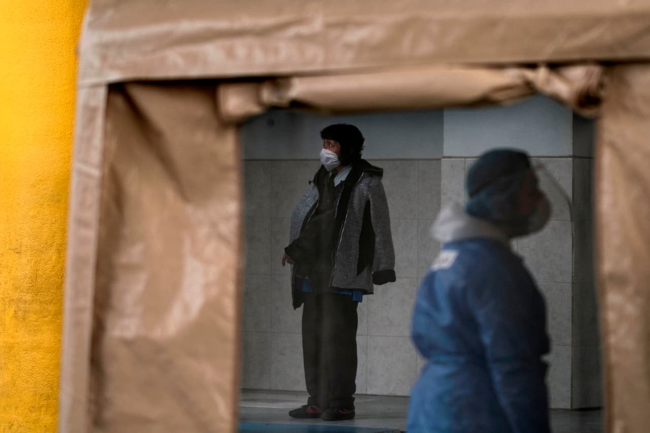Una mujer con síntomas de covid-19 en el área de triaje del Hospital General Regional de Tijuana. Esta ciudad es uno de los focos de alerta a nivel nacional en México. Baja California, según cifras oficiales del 8 de mayo, registraba una saturación hospitalaria del 60% y del 46% de las unidades de cuidados intensivos.