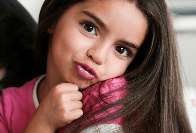 Aitana Derbez desborda ternura al cantar los éxitos de Alessandra Rosaldo