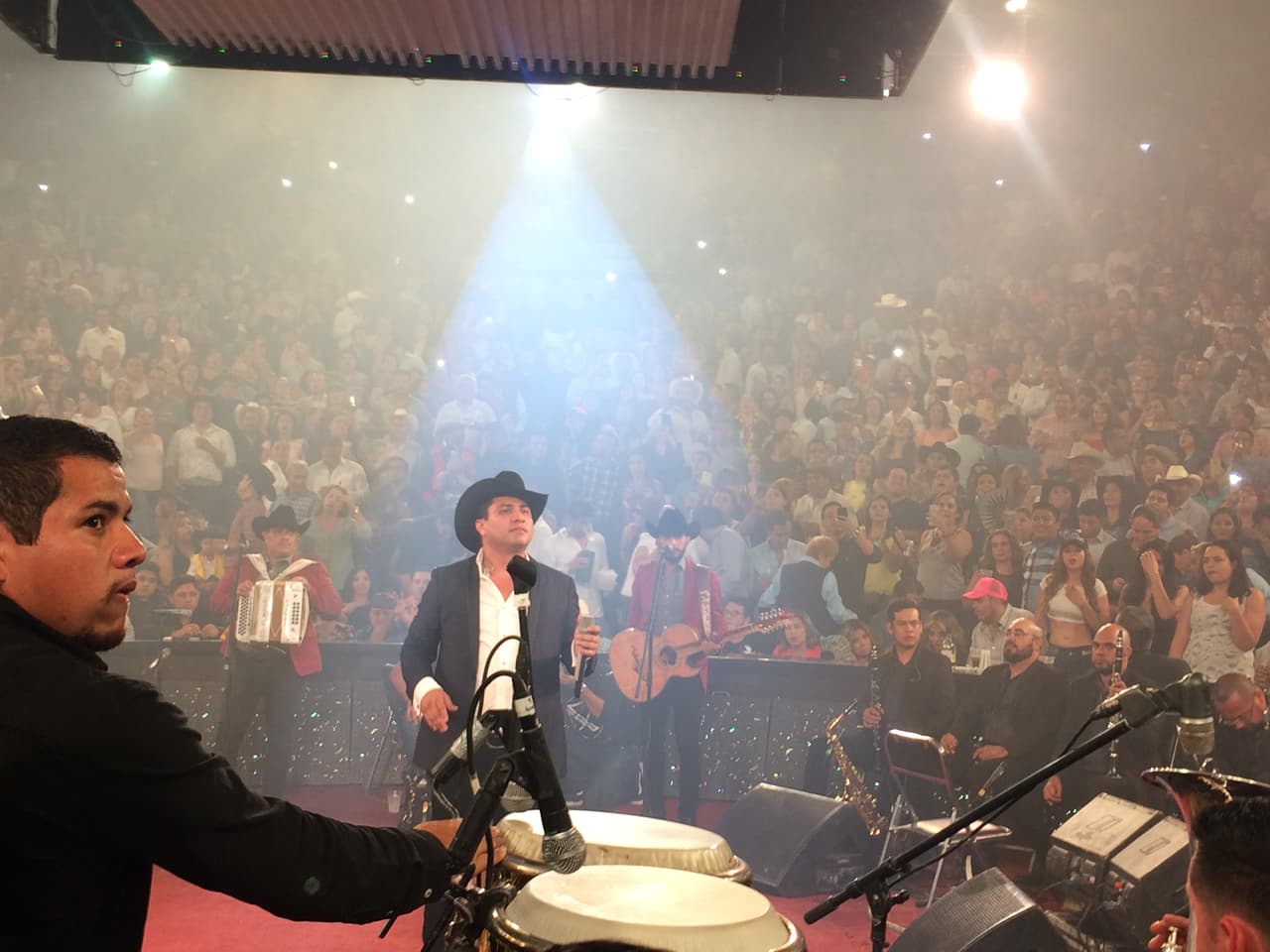 Julión comenzó su presentación con el tema: "Ni diablo, ni Santo" el cua fue coreado por los miles de asistentes.