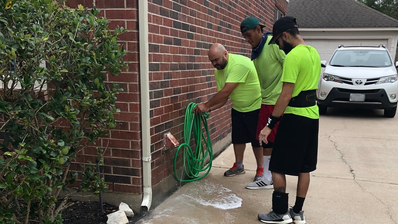 Dierrman Arboleda tiene dos hijos y Genaro Grajales uno, ambos señalaron que al llegar a casa se asean, se cambian y esperan un rato antes de acercarse a los menores. “Al terminar mi trabajo me voy a la casa y veo mucha gente que no tiene necesidad de estar en la calle”, asegura.
<br>