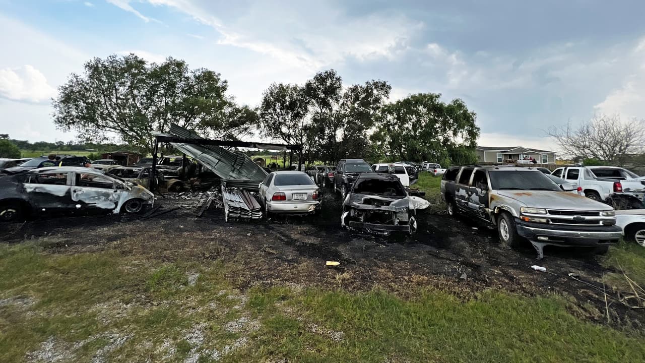 10 vehículos resultan afectados tras incendio en un depósito de chatarra en la carretera FM 1942