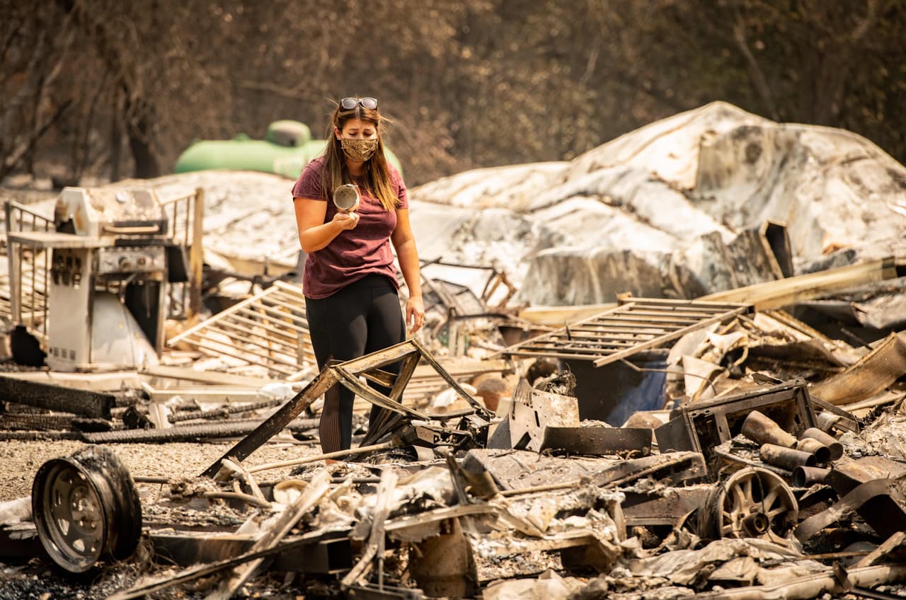 La ciudad de Vacaville, en el coondado de Solano, ha sido una de las más devastadas por los siniestros. Alyssa Medina pudo regresar a su vivienda luego de ser evacuada de manera repentina, pero solo encontró los restos de la destrucción que dejaron las llamas a su paso.