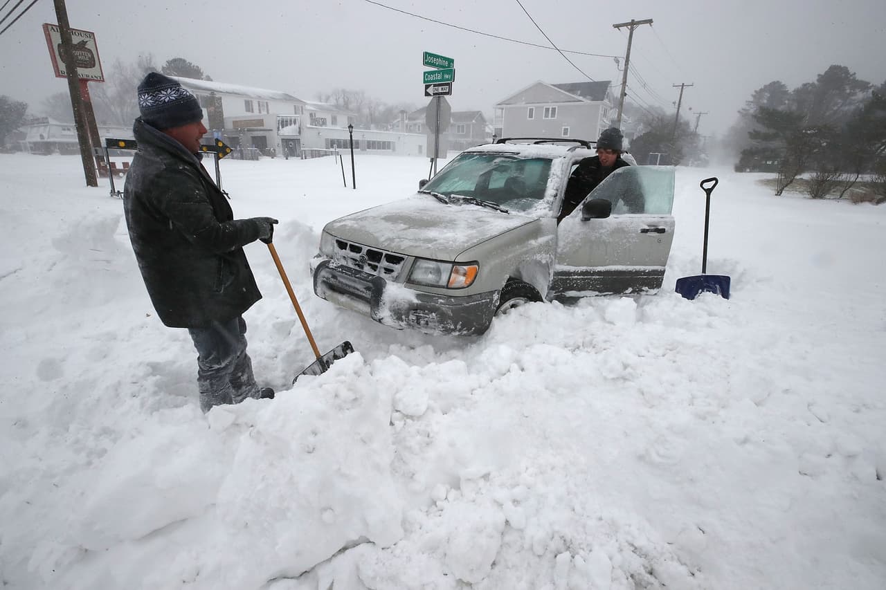 Dos residentes de Rehobeth Beach, Delaware, intentan desatascar un auto.