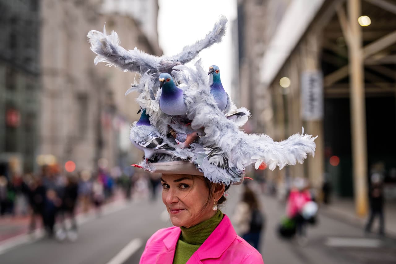 Kerry Auld luce un sombrero con motivos de palomas durante el Desfile de Sombreros de Pascua en la Quinta Avenida, el domingo 5 de abril de 2026, en Nueva York.
