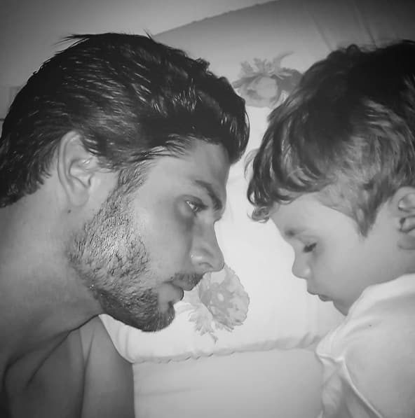 El actor considera que este ha sido el mayor sacrificio que ha hecho por su carrera porque, aunque se la pasa viajando para verlo, lo sigue extrañando mucho.