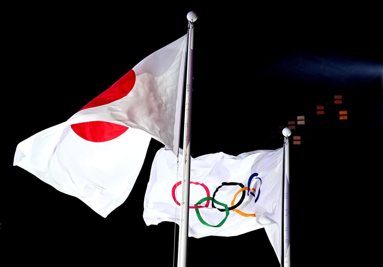 La bandera olímpica ya luce en todo lo alto de Tokyo 2020 en el estadio olímpico.