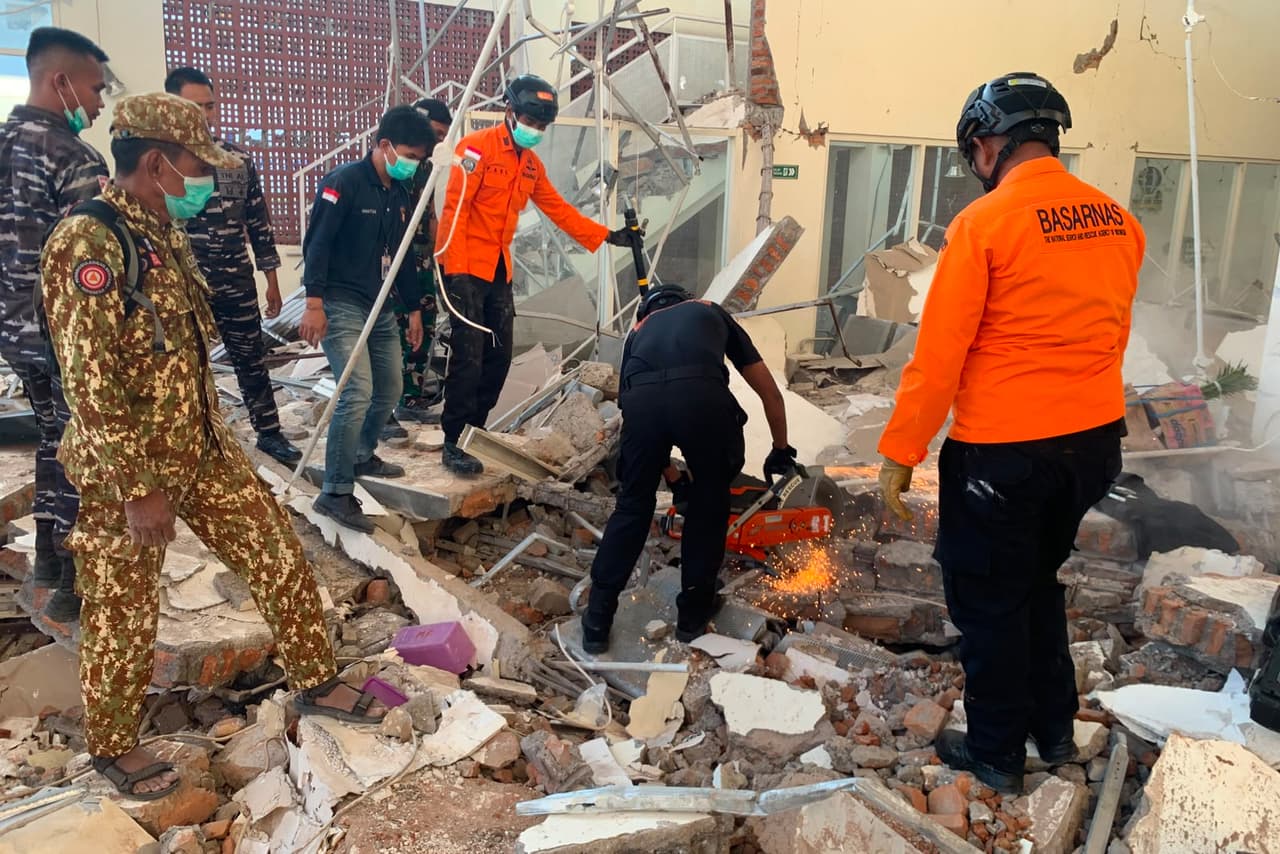 Indonesia, un vasto archipiélago de más de 17.000 islas, es propensa a los terremotos y a la actividad volcánica debido a su ubicación en el Cinturón de Fuego, un arco de volcanes y fallas tectónicas en la cuenca del Pacífico.