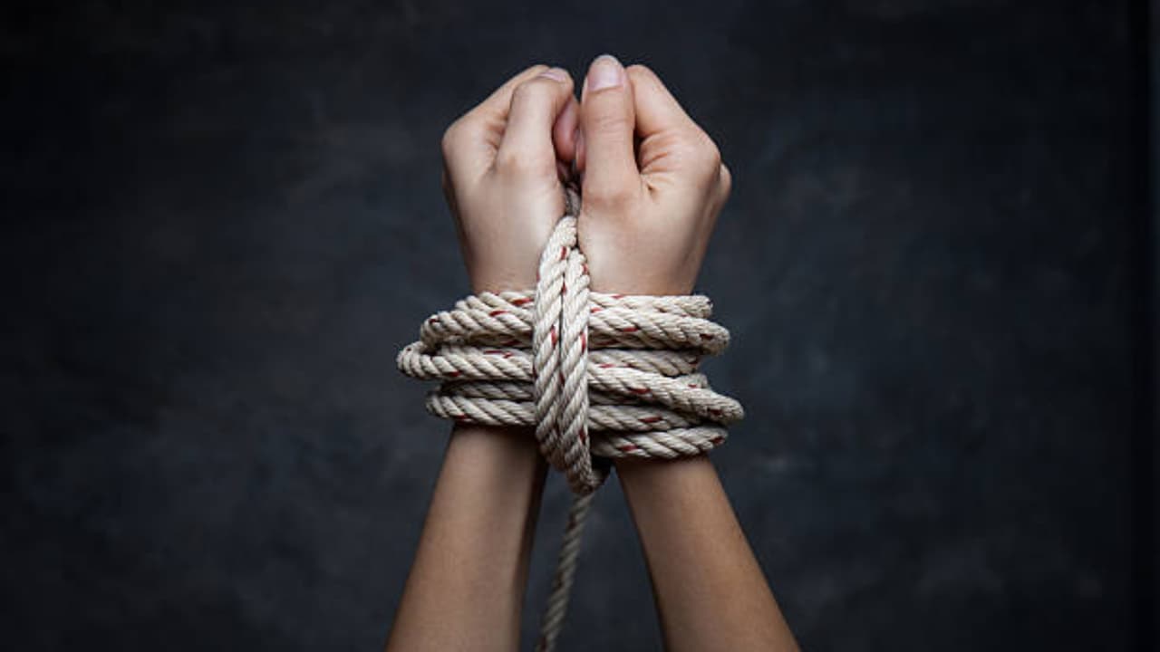 Los testigos relataron que
<b>la adolescente tenía marcas en las muñecas debido a que la mantenían encadenada.</b> Tras narrar el horror del que se enteraron, calificaron el hecho como “repugnante” y dijeron que jamás se imaginaron que en la casa vecina pasaran esas cosas.