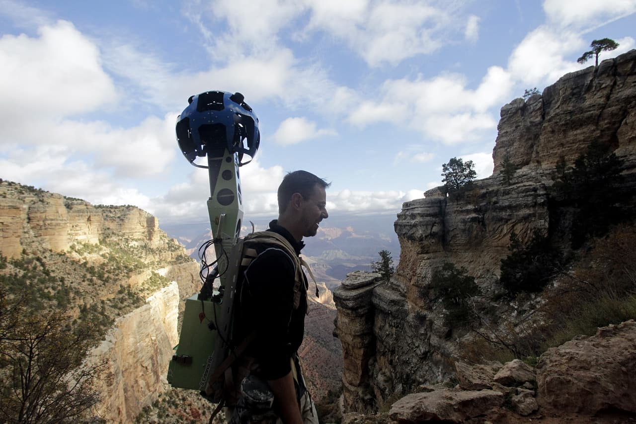 El gerente de productos de Google, Ryan Falor, camina con Trekker durante la demostración.
