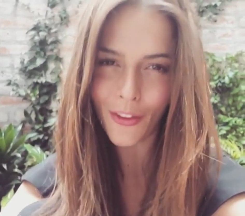 La actriz explicó que desde que se convirtió en 
<b><a href="https://www.univision.com/famosos/la-bebe-de-claudia-alvarez-no-tiene-un-mes-de-nacida-y-ya-toma-leche-en-vasito-video" target="_blank">madre </a></b>tiene pocas horas de sueño, así que también pidió consejos a sus seguidores para eliminar los efectos visibles que ha dejado en su rostro esa situación.