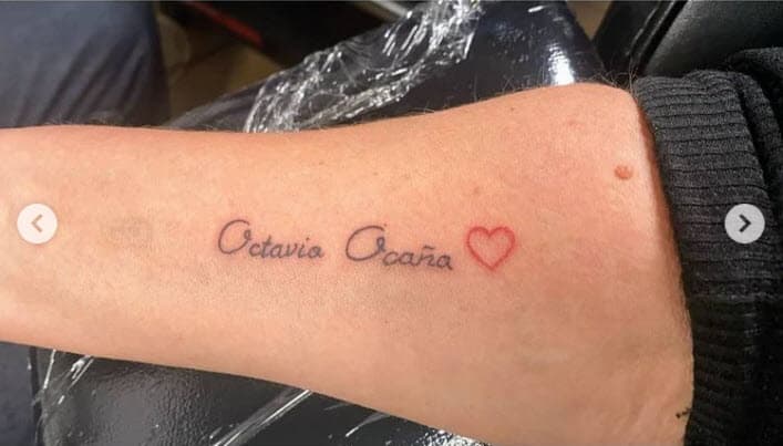 Se aplicó uno en el brazo y decidió ponerse el nombre de su hijo en letra cursiva y a un costado la figura de un pequeño corazón con el borde rojo. 
<br>
