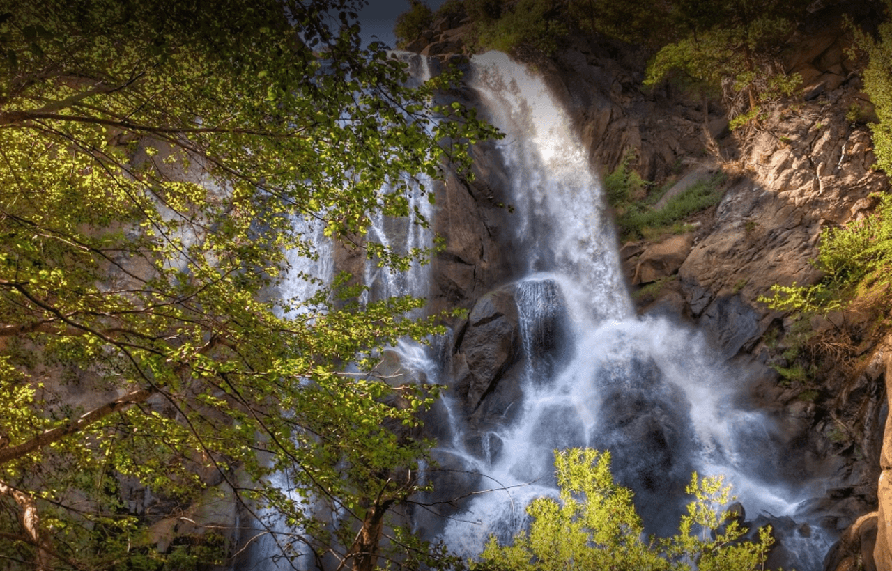 <b>La cascada Grizzly</b> se halla al interior del 
<b>Parque Nacional Kings Canyon</b>, a una hora al este de Fresno. Esta caída de agua tiene 80 pies y el sendero no tiene más de una milla.