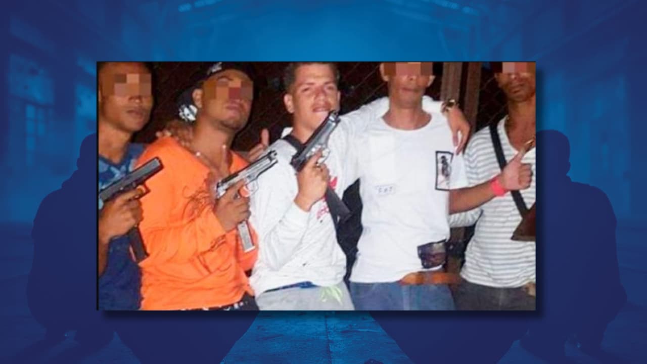 Hombres armados posan para una fotografía. El grupo se identifica como miembros activos del Tren de Aragua.