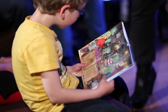 VISITA LA BIBLIOTECA - Tu hijo puede descubrir uno de sus nuevos cuentos favoritos cuando se lo presente el bibliotecario con su animada lectura, que quizás vaya acompañada de algunos dibujos o marionetas para ilustrar la acción.