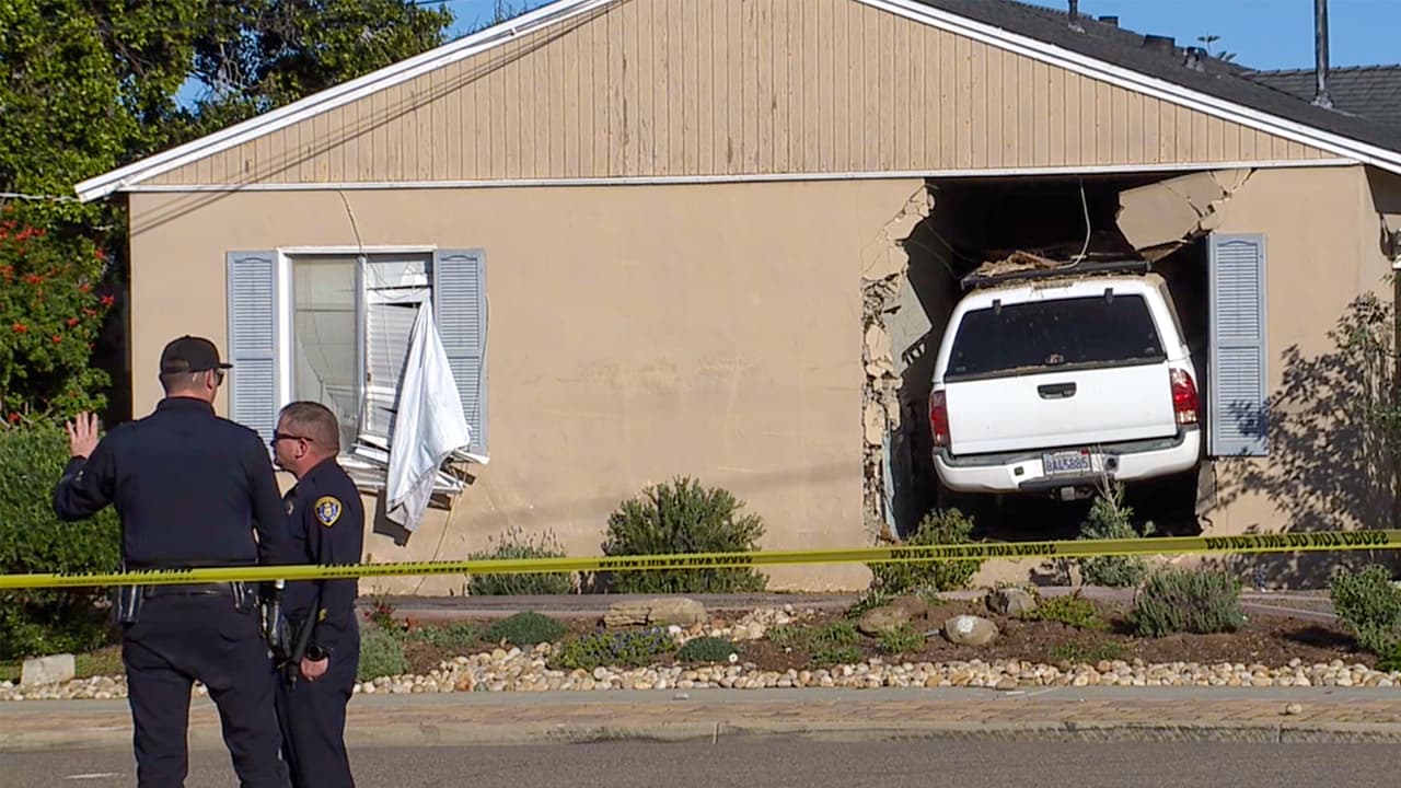 Camioneta choca “a propósito” contra una casa en el sur de California; hallan muerta a una mujer