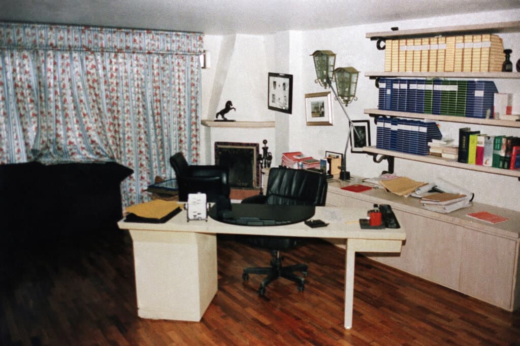 Así era el estudio de Pablo Escobar en su lujosa celda en La Catedral.
