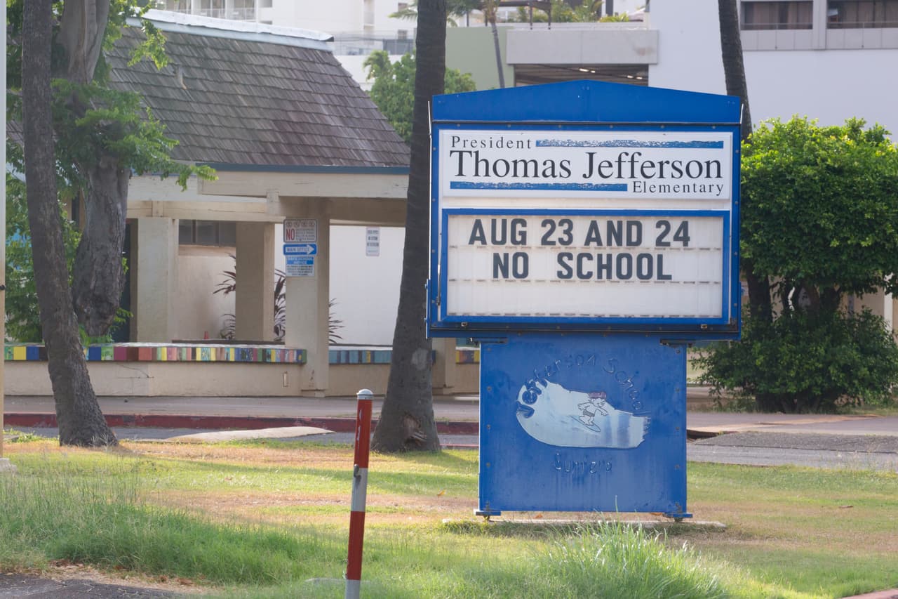 Todas las escuelas públicas, los campus de la Universidad de Hawaii y oficinas gubernamentales no esenciales en las islas de Oahu y Kauai estarán cerradas por al menos dos días a partir del jueves, anunció el gobernador Ige.