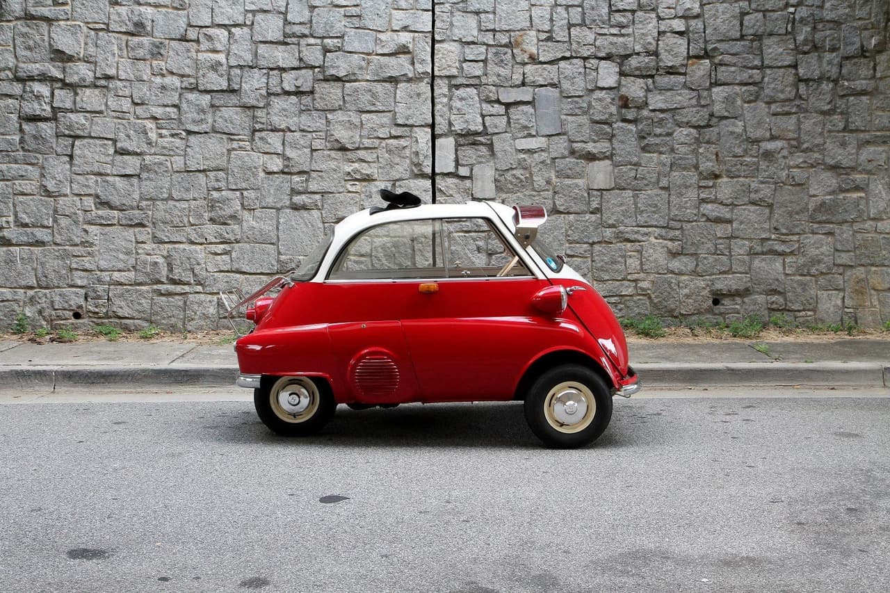 El BMW Isetta 250 es un clásico que por su diseño es conocido como ‘el auto burbuja’. Su producción dio inicio en abril de 1955 y culminó en mayo de 1962 con un total de 161,728 unidades fabricadas. Este microauto monta un pequeño motor de un solo cilindro, capaz de producir 12 caballos de fuerza a 5,800 rpm. Su velocidad máxima es de 53 mph (85 km/h) y puede ser conducido en Alemania con una licencia para motocicletas.