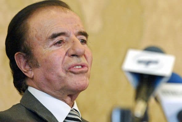 El ex presidente de Argentina Carlos Menem críticado por su relación amorosa con su relación con la chilena Cecilia Bolocco, privatizó empresas argentinas de renombre, lo que le ocasionó muchas críticas.