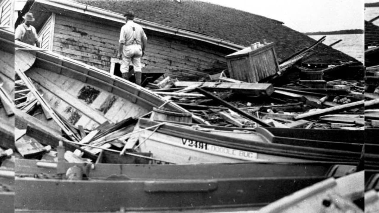 <b>Varias de las embarcaciones que subieron con la marejada quedaron abandonadas</b> en las calles una vez que el agua cedió.
<br>