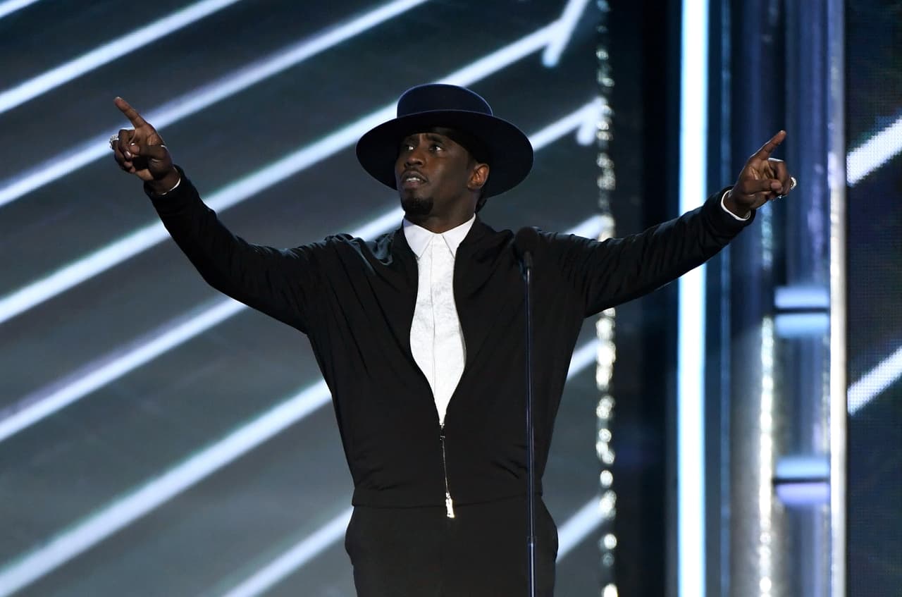 <b>Sean Diddy Combs</b>
<br>De acuerdo a la publicación este músico ganó 130 millones de dólares en los últimos 12 meses, luego de realizar negocios en paralelo a su carrera artística, como una campaña como imagen del vodka Cîroc, una de las marcas de la multinacional Diageo