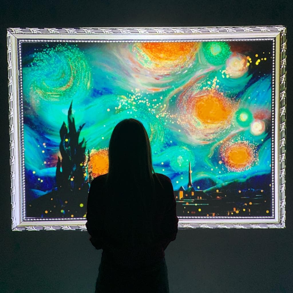 Además es posible ser parte de un cuadro virtual el cual reacciona dependendiendo de los movimiento del público.