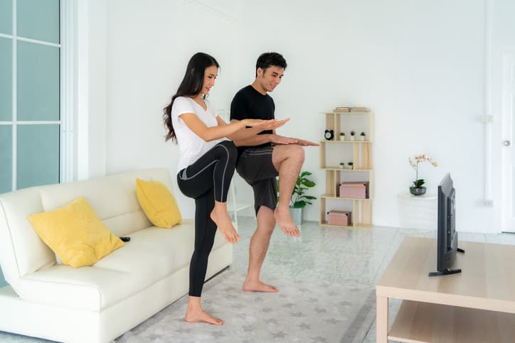 Si no tienes tiempo o espacio para hacer ejercicio, este entrenamiento de intervalos de alta intensidad (o HIIT, por su siglas en inglés), que alterna un breve esfuerzo extenuante con el descanso, es para ti. Son cinco ejercicios sencillos que incorpora un nuevo estudio cuyos 
<a href="https://www.frontiersin.org/articles/10.3389/fphys.2022.824154/full?itid=lk_inline_enhanced-template" target="_blank">resultados</a> demuestran que se puede hacer un entrenamiento aeróbico y de fuerza eficaz en casa, o dondequiera que se esté.