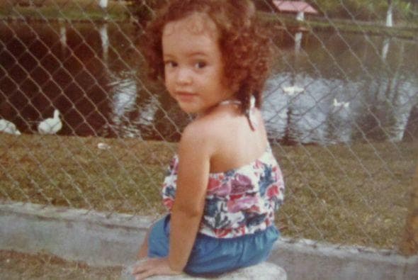 Satcha Pretto nació en Honduras el 5 de abril de 1980 y al ver estas fotos de ella cuando era niña no podemos evitar pensar en su hija Alana.