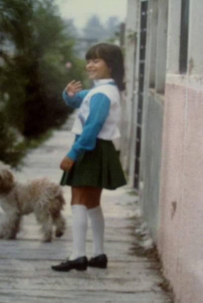 Desde niña siempre fue muy aplicada y le gustaba leer. Actualmente se mantiene muy bien informada de lo que pasa en el mundo.