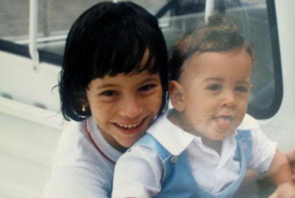 Ella fue la hermana mayor, su hermanito menor se llama Rolando.