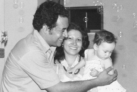 Ahora que Satcha es mamá, la hemos visto abrazar a sus pequeños con el mismo amor que lo hacían con ella sus padres.