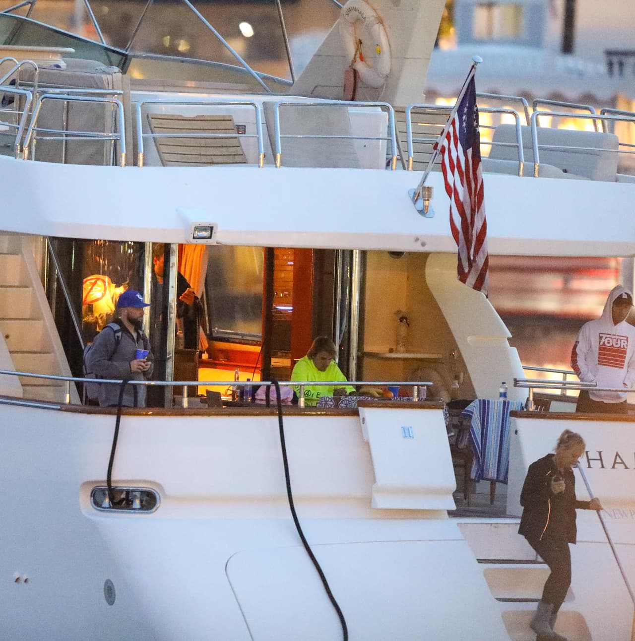 El intérprete de ‘Boyfriend’ fue capturado el viernes pasado paseando en un yate inmenso llamado ‘Shambhala’, que podría traducirse del sánscrito como “lugar de paz” o “lugar de silencio”.